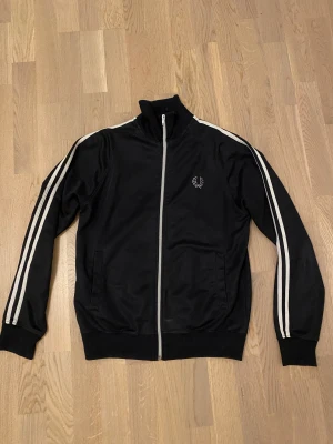 Fred Perry Kofta  - Fred Perry kofta i storlek S. Skönt material, gott skick. Mvh. 