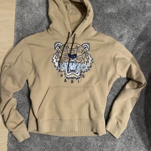 Kenzo Hoodie - Limited edition Kenzo Hoodie köpt från Johnells för 2899kr i färgen Khaki/beige. Knappt använd, skick 9/10. Pris kan diskuteras vid snabb affär