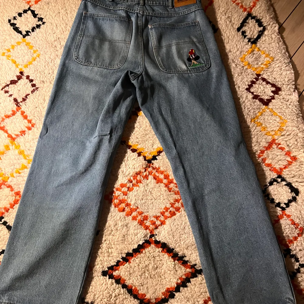 Relaxed/Wide Butter Jeans. sparsamt använda storlek 30! inbyggda snören så man behöver ej ha skärp!. Farkut & Housut.