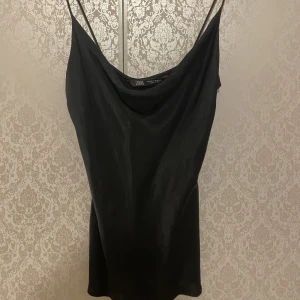 Linne från zara  - Jättesnygg festtopp från zara! Säljs i befintligt skick❤️