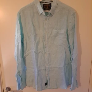 Bondelid Linne skjorta  - Turkos Linneskjorta från Bondelid.  Fungerar lika bra en casual kväll som en finare tillställning. Tailored fit, stl L