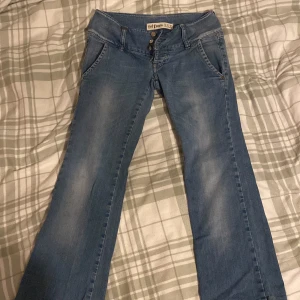 Låg midjade flare jeans - Storlek 36 ca 85 långa bra skick skriv om du vill ha mer information 