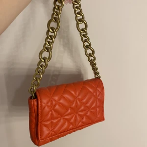 Zara väska  - Jättefin orange färg. Sparsamt använd, nästan i nyskick 