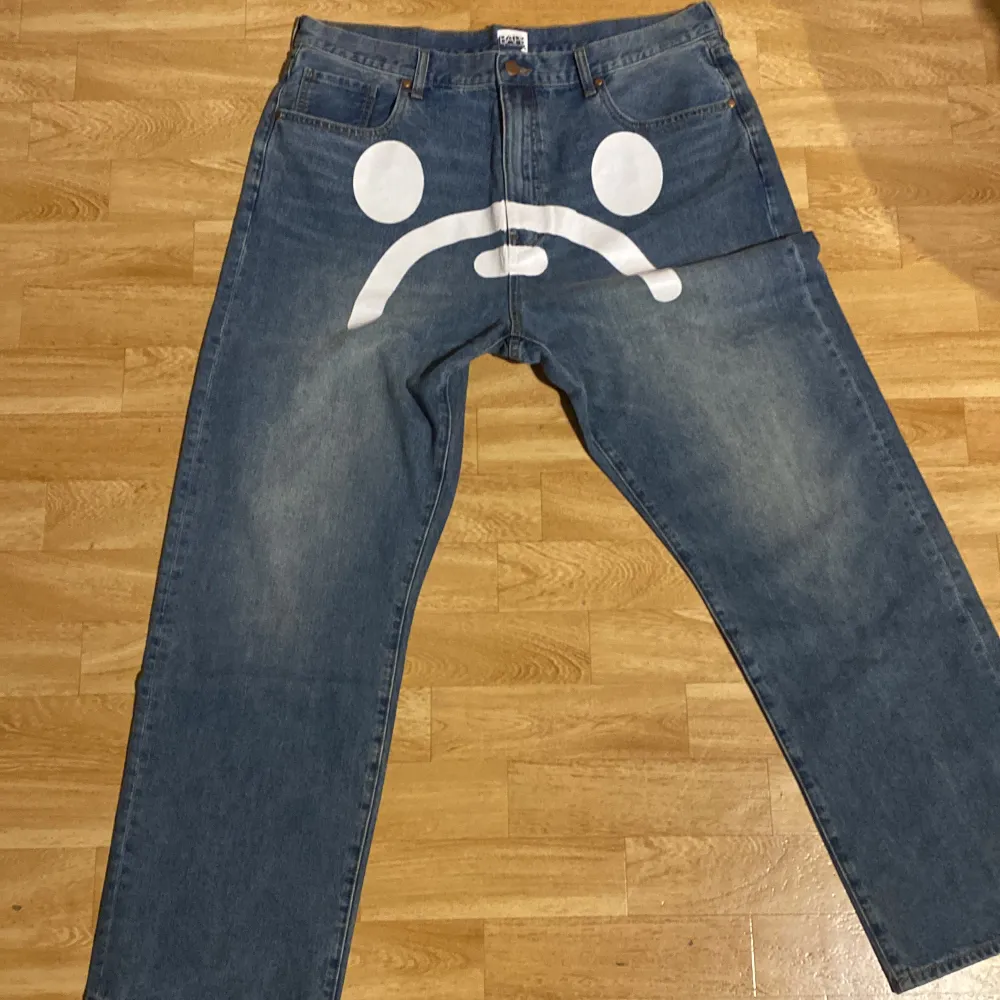 Lite gammal men inte så använda, blev ej nöjd av köpet som jag gjorde av en polare så säljer dessa nu. Jeans & Byxor.