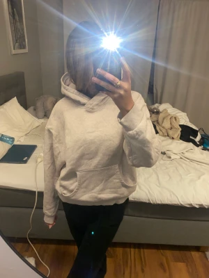 Beige/grå hoodie  - Säljer denna super fina hoodie. Säljer eftersom den inte kommer till användning, endast använd två gånger. Kontakta mig vid intresse och köparen står för frakten💕