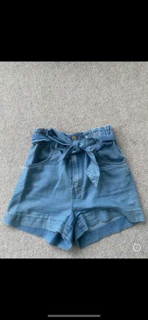 Blåa shorts i ett mjukare bara bomulls material, alltså inte jeans shorts, med ett sött skärp (som kan tas av)