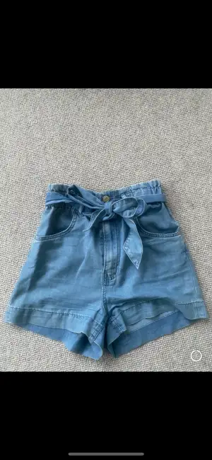 Blåa shorts i ett mjukare bara bomulls material, alltså inte jeans shorts, med ett sött skärp (som kan tas av)