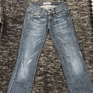Lågmidjade jeans köpt secondhand, köparen står för frakten