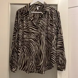 Mönstrad Skjortblus från H&M i storlek 42. Använd som oversize blus. 