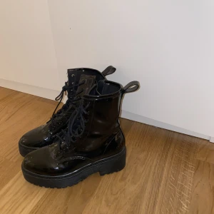 Boots - Skitsnygga boots, kommer inte till användning. Lackfärg 