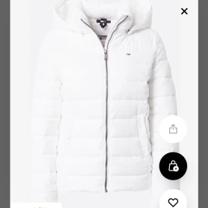 Tommy hilfiger jacka - Säljer mina fina Tommy hilfiger jacka luva saknats tyvärr men fortfarande fin lägg bud