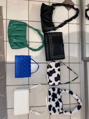 väskor - olika väskor 1 kostar 20kr, 2 st 30kr & 3 st 40kr