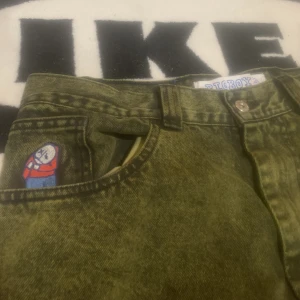 Polar Skate Co Big Boys Jeans - Ett par mörkgröna Polar Big Boys i storlek M Passar typ som ett par 32/32 jeans Väldigt bred passform Använda ett fåtal gånger Perfekta att skatea i