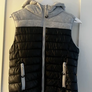 grå och svart väst - väst i grå och svart, använd fåtal gånger, stl S, fraktar ej, hämtas i farsta