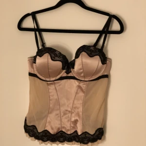 Gammelrosa korset topp - Jättefin korsettopp som tyvärr inte passade på mig och har därför används mycket sparsamt! Toppen har justerbara band som underlättar för anpassning.