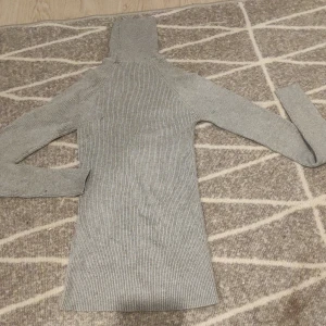 Gina tröja  - Den är väldigt stor men passar perfekt på dig 