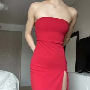 Balklänning  - Jättefin röd långklänning från meshki. Lite för kort på mig som är 177. Prislappen fortfarande på🥰🥰