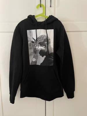Tupac hoddie stl s - Hoddie i mkt fint skick förutom litet, snyggt lagat hål. 