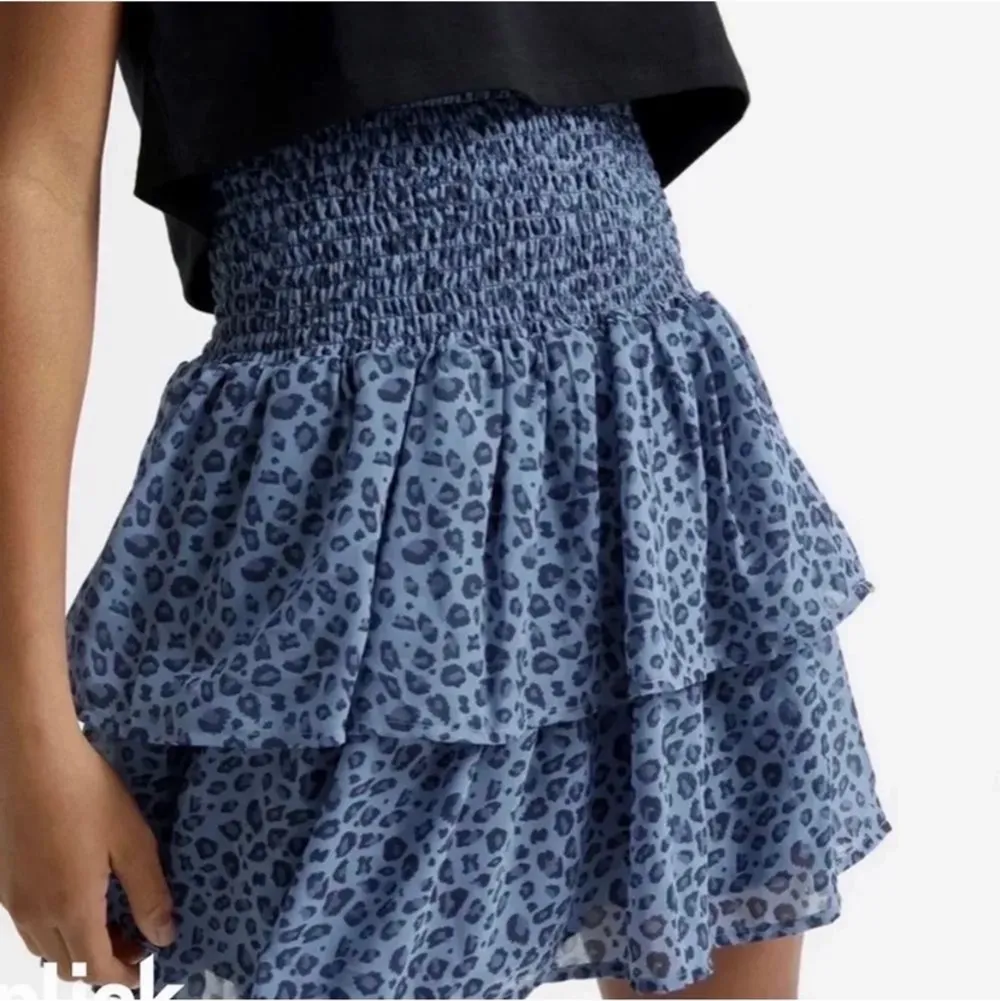 Säljer nu min jätte fina blå leopard kjol som är jätte fin till sommaren💙Kjolen är bara använda vid ett tillfälle och är i jätte fint skick 💙 kjolen är i storlek 158-164, men passar mig perfekt som brukar ha Xs-S. Kjolar.