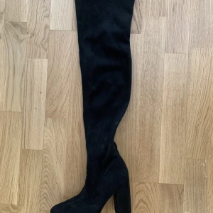 Overkneeboots i mocka  - Overknee boots från Nelly i storlek 36