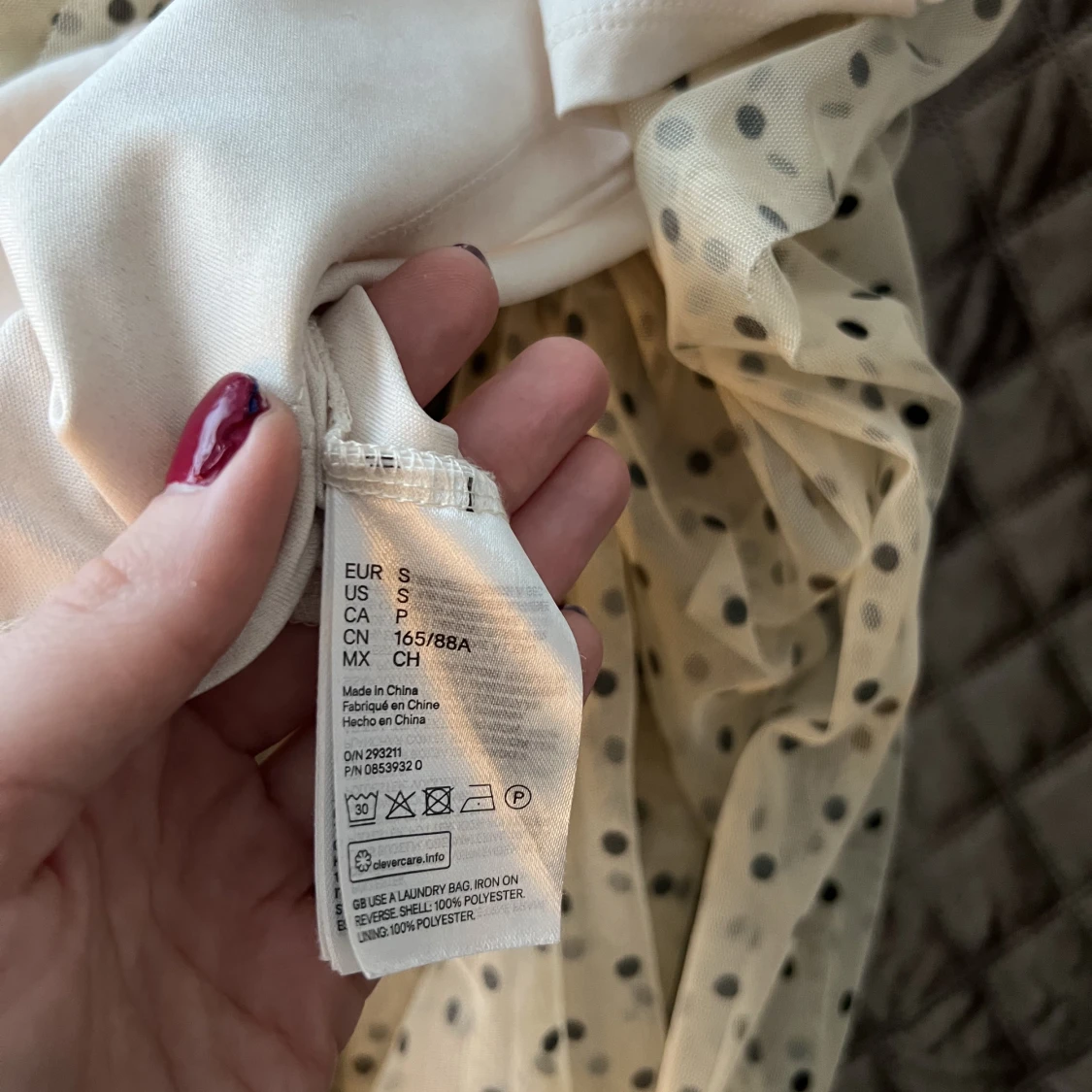 Prickig klänning med tyllkänsla strl S - 90