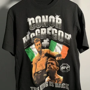 Connor McGregor T-shirt  - UFC tröja med Connor McGregor tryck, Oanvänd, nyskick. Storlek: XS men ganska oversized och hade eventuellt passat M