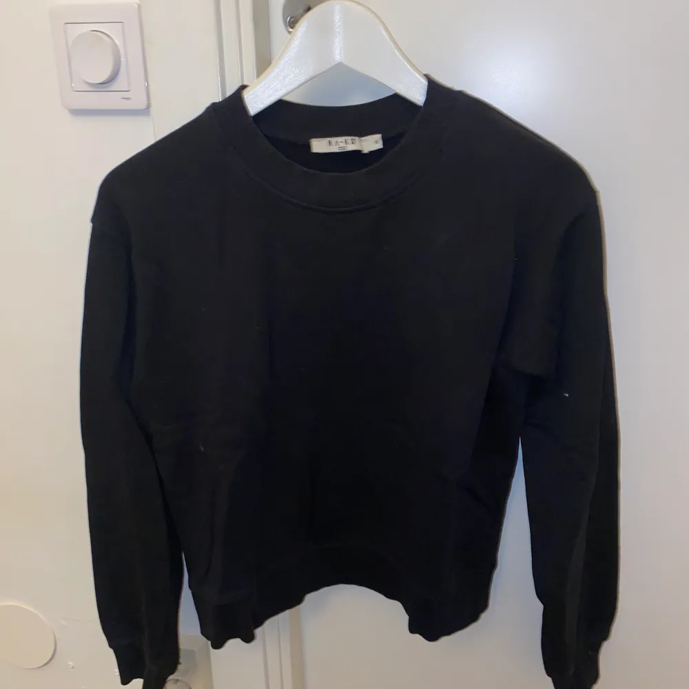 Svart sweatshirt från NA-KD. Passar mig bra som normalt har storlek S. Köperen står för frakten🤍. Tröjor & Koftor.