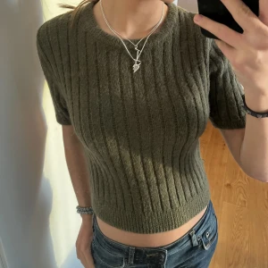 Zara topp - Helt ny stickad T-shirt från zara, jättemjukt material! Strl L men liten i storleken så sitter som storlek Xs/S/M. 200kr