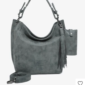 Handväska - Så snygg handväska som är perfekt att ha till skolan! 💚Endast använd några få gånger så den är i toppskick! Skulle säga att den är lite turkos-aktig. Nypris ca 880 kr, helt slutsåld! 