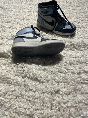 Skor  - Nu säljer jag min fake Jordan för jag inte andvänder dom inte dom är i ett bra skick. Lite smutsiga men går och tvätta bort