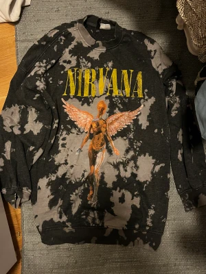 Oversize Nirvana sweatshirt - Nirvana sweatshirt i oversize. Väldigt skön och bra skick. 