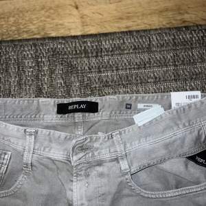 Säljer dessa jätte fina oanvända jeans då dem tyvärr inte passade min pappa💚 typers 1400