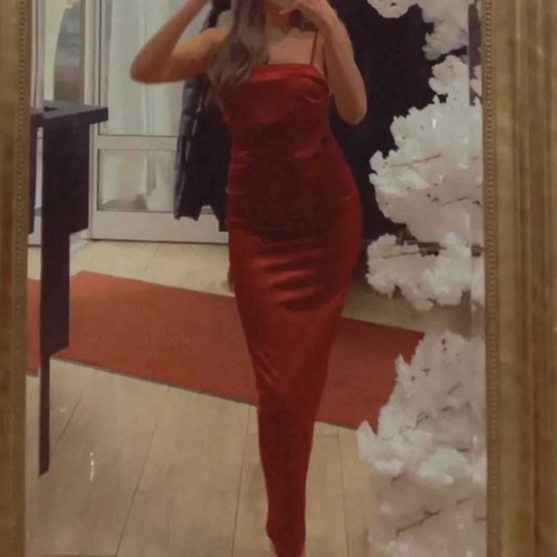 Vinröd maxiklänning i satin - 91