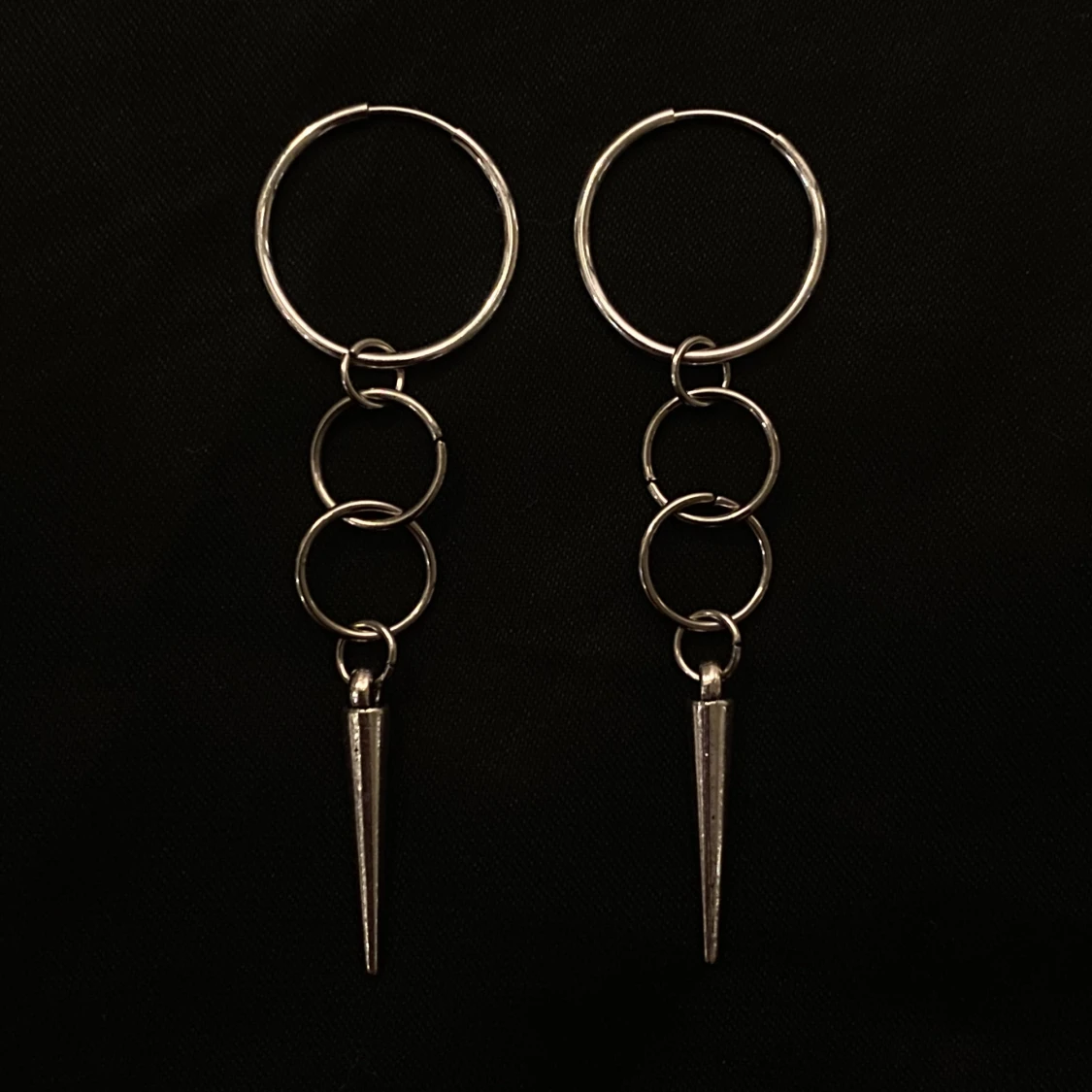 Silvriga örhängen med nitar