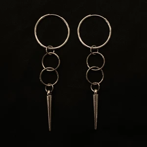 Silvriga örhängen med nitar - Säljer dessa silvriga örhängen med nitar, liknar Maria Nilsdotter! Egengjorda!