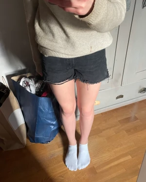 Stradivarius shorts - Detta är en par jättesnygga svarta shorts från stradivarius, säljer pågrund av att de är för små, . De är köpta för 350 kronor och säljer nu för 150 kronor pluss frakt. De är i storleken 32. 