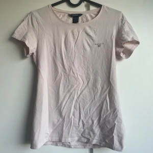T-shirt - T-shirt från Gant i storlek S men skulle säga att den mer är som xs. Några små fläckar finns på den (se bild 3) tror säkert att det går att få bort 