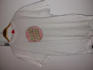 Santa cruz t shirt - Santa cruz t shirt storlek Large, använd men ingen slitnad förutom tryclet som har blivit lite ljusare, PAKETET KAN SKICKAS