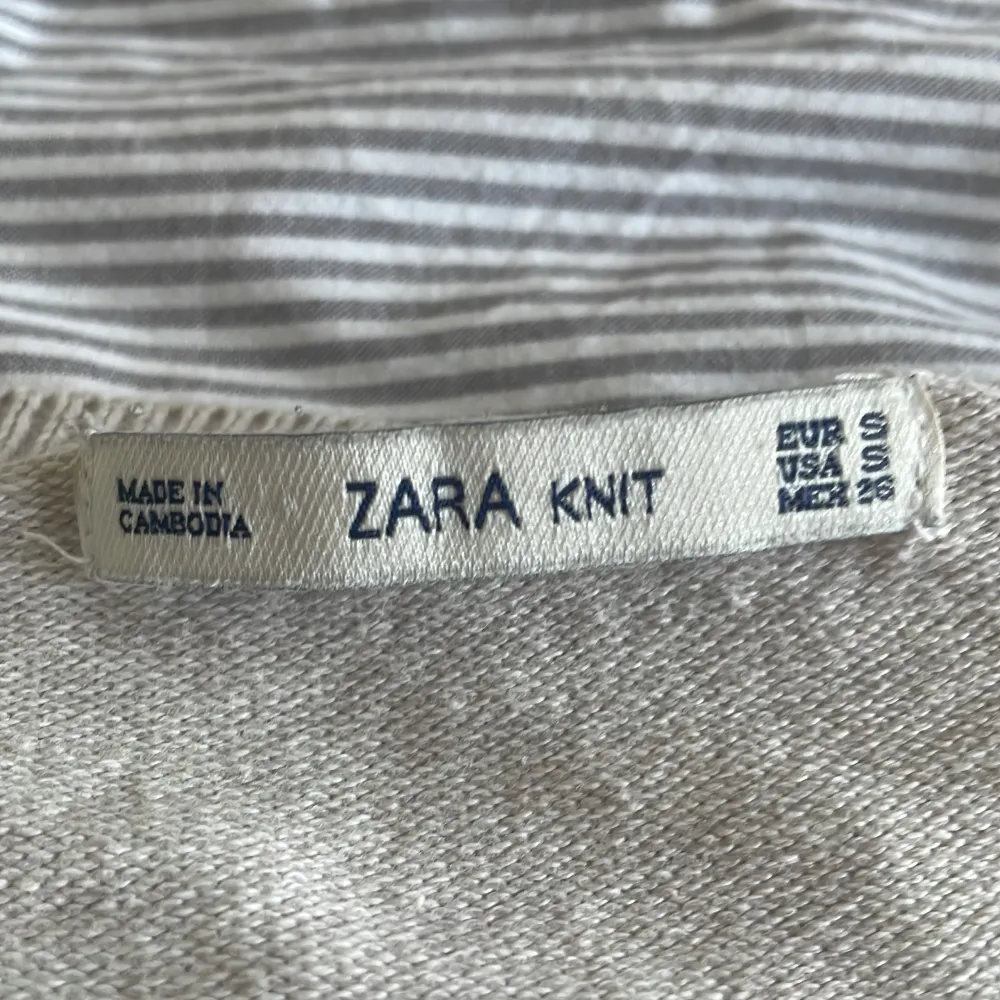 Säljer den här koftan från Zara pga att jag har bytt stil!! Bara använd några få gånger❤️. Tröjor & Koftor.