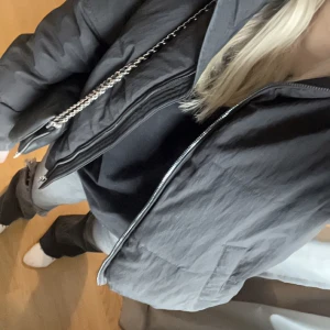Svart jacka - Säljer dena super snygga jackan som jag köpte förra året😍 säljer den då den inte kommer till användning löngre. Den är i storlek xs men passar mig som har s.❤️ 
