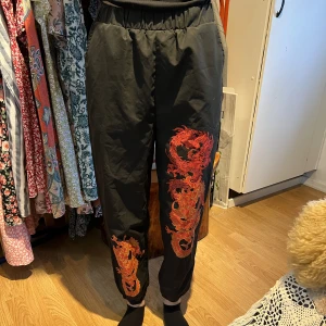 Byxor - Hej! Jag säljer mina byxor pga att jag inte gillade dom när jag fick hem dom, helt oanvända.