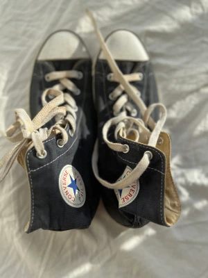 Mörkblåa converse  - Använt skick