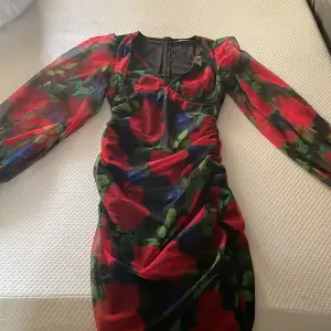 Festklänning från Gina som är köpt för en vecka sen. Säljer den pga att den var lite stor på bröstkorgen 
