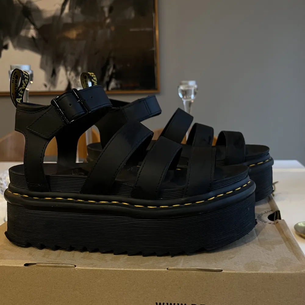 Ett par asballa dr martens sandaler som tyvärr är lite för stora för mig. De är använda max 5 ggr och är i mycket bra skick. Köpta för ca 1 700kr!💋. Skor.