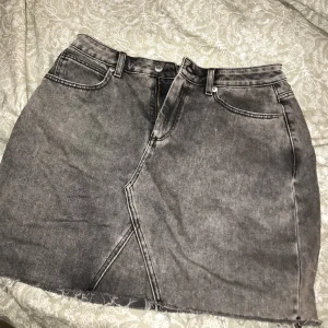 jeans kjol - fin jeanskjol säljer  endast använd 2 gånger väldigt fint skick
