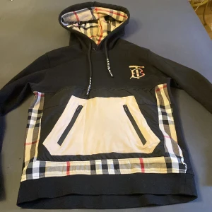 BURBERRY  - Jag säljer nu min burberry tröja helt ny skick oanvänd skan finns med skriv om ni har mer frågor :)