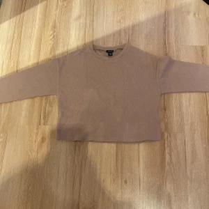 Brun tröja - Skönt material och skön tröja. Lite kort i armarna.