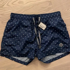 Bad shorts Gant  - Nya badshorts, Gant storlek S. Marinblåa med vita prickar