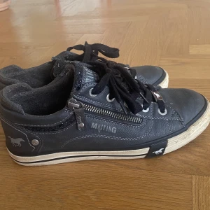 Mustang skor - Mustang skor med glitterdetaljer! 