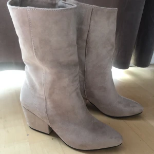 Stövlar  - Lägger ut igen pga oseriös köpare. Snygga stövlar från zarlando. Helt oanvända. Köpta för 500 kr ❤️